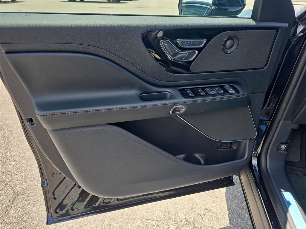 New 2025 Lincoln Aviator 2WD w/ Equipment Group 101A image 17