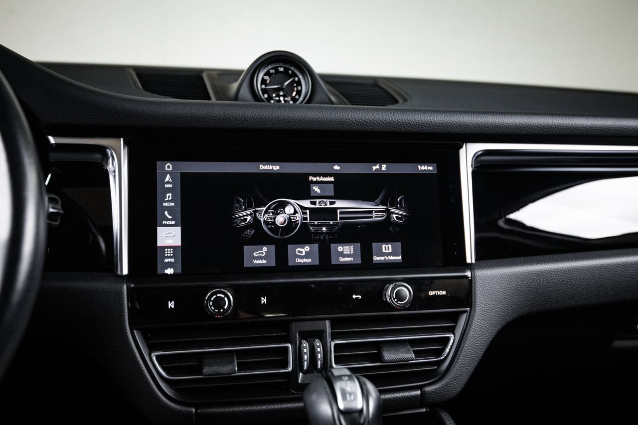 Certified 2024 Porsche Macan AWD/4WD image 18