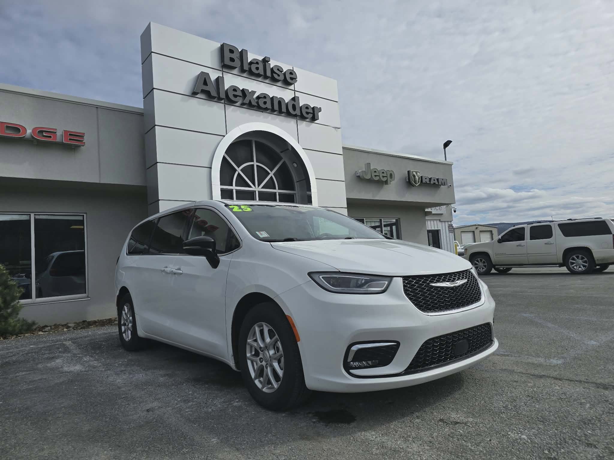 Used 2025 Chrysler Pacifica Select