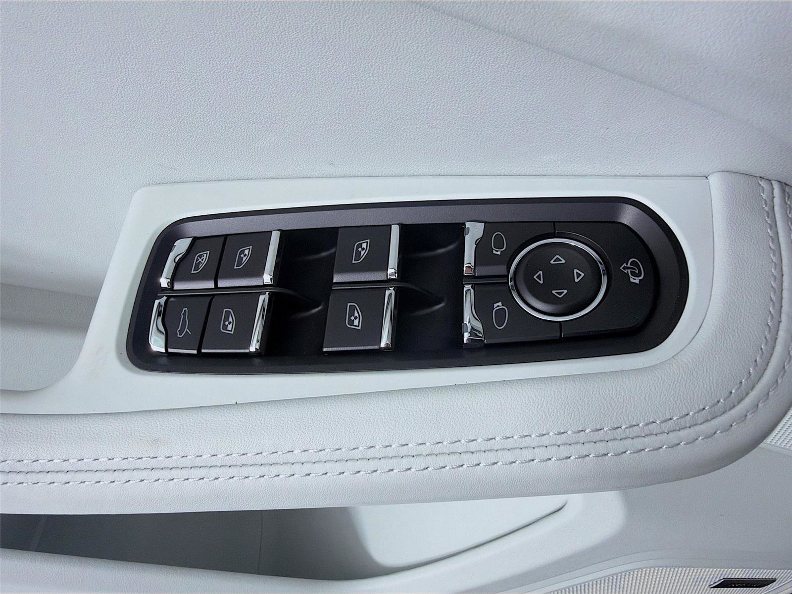 New 2026 Porsche Macan GTS image 8