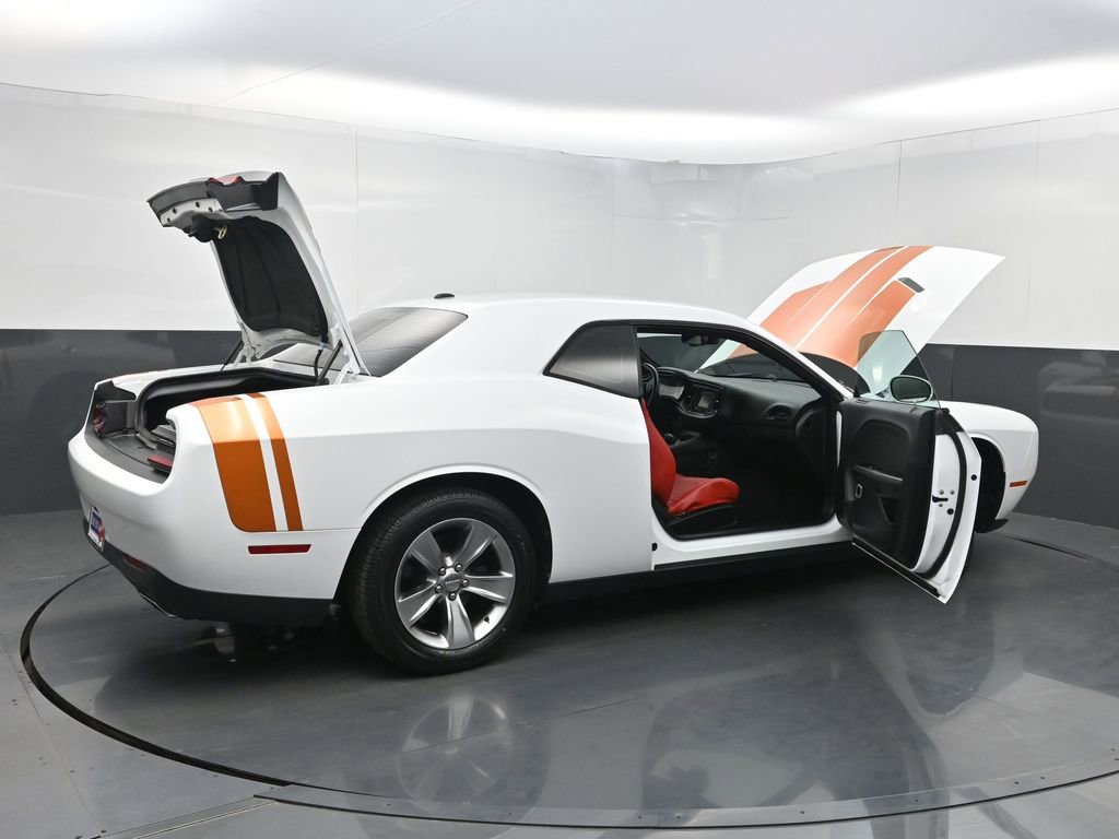 Used 2016 Dodge Challenger SXT image 33