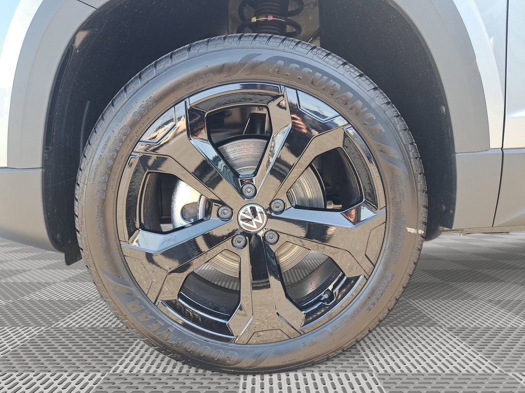 New 2025 Volkswagen Taos SEL image 10