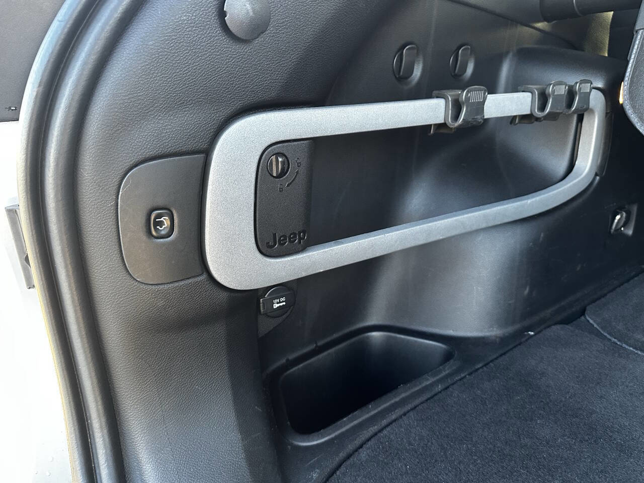 Used 2014 Jeep Cherokee Limited w/ Technology Group image 17