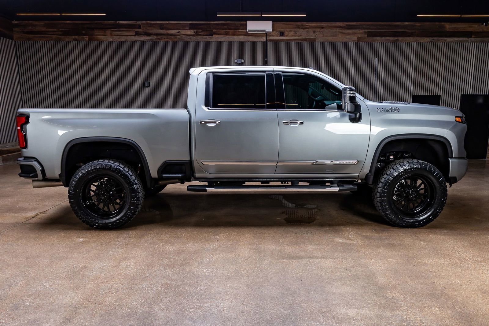Used 2024 Chevrolet Silverado 2500 High Country w/ High Country Premium Package AWD/4WD image 12