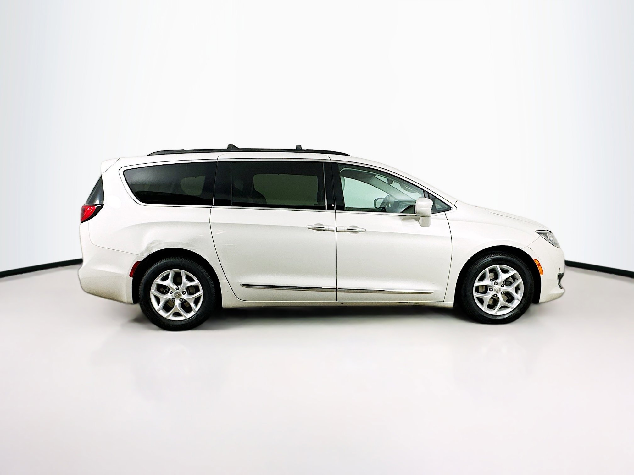 Used 2017 Chrysler Pacifica Touring-L w/ Tire & Wheel Group image 10