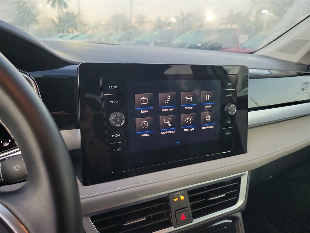 Used 2025 Volkswagen Taos SE w/ Black Wheel Package image 21