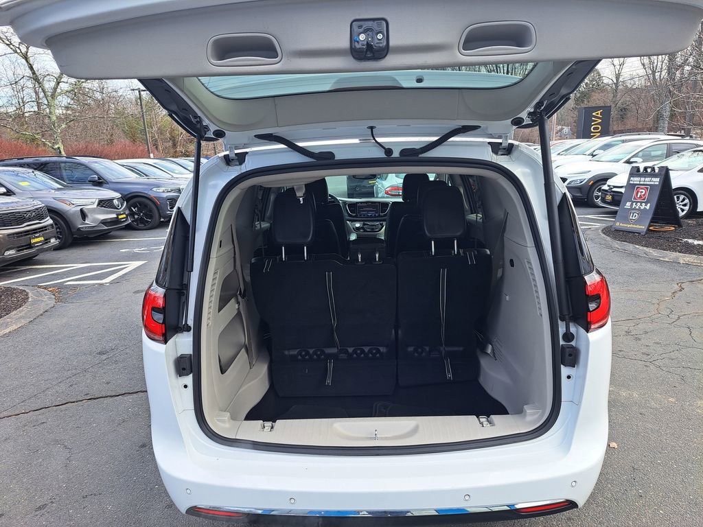 Used 2024 Chrysler Pacifica Touring-L image 16