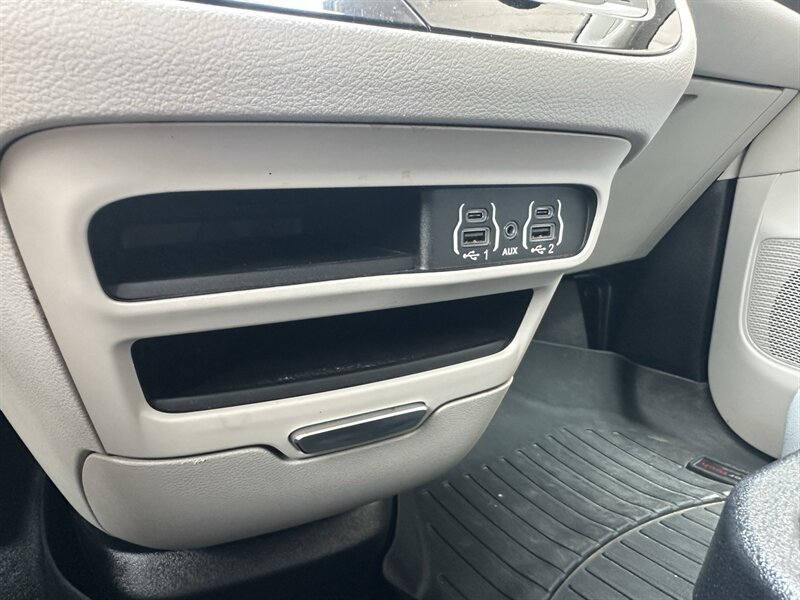 Used 2022 Chrysler Voyager LX FWD image 19