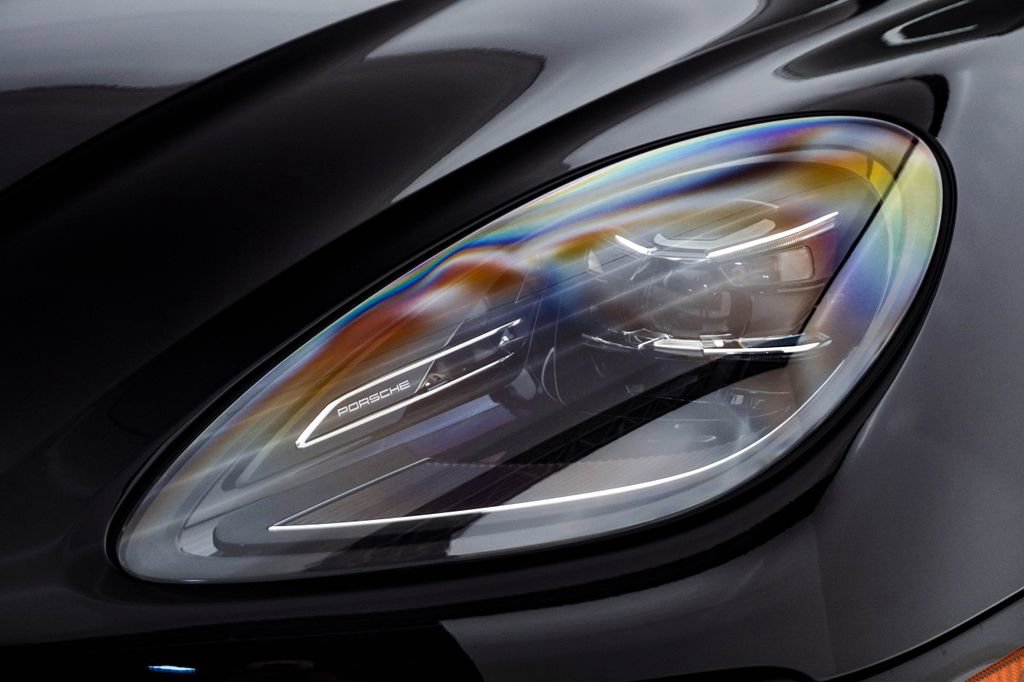 Certified 2025 Porsche Macan image 7
