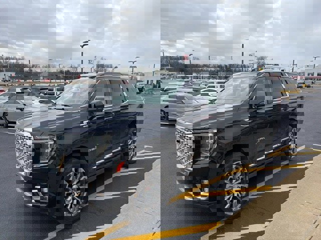 Used 2021 GMC Yukon Denali w/ Denali Premium Package image 2