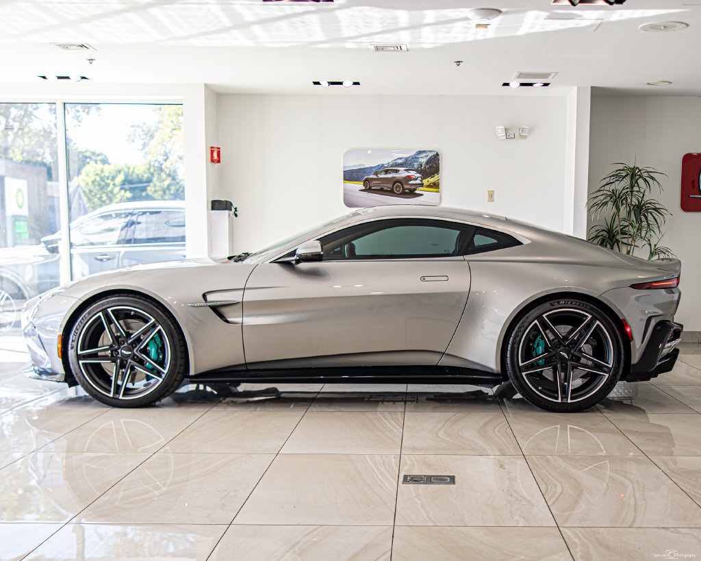 Used 2025 Aston Martin V8 Vantage Coupe RWD image 6