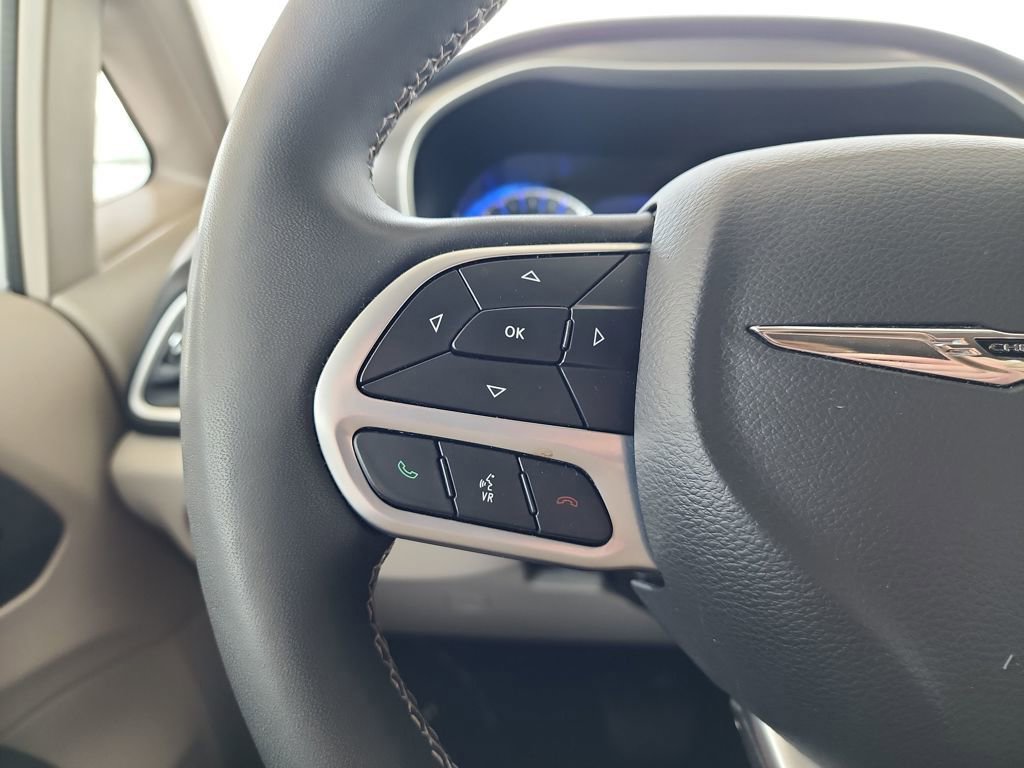 Used 2024 Chrysler Pacifica Touring-L FWD image 22