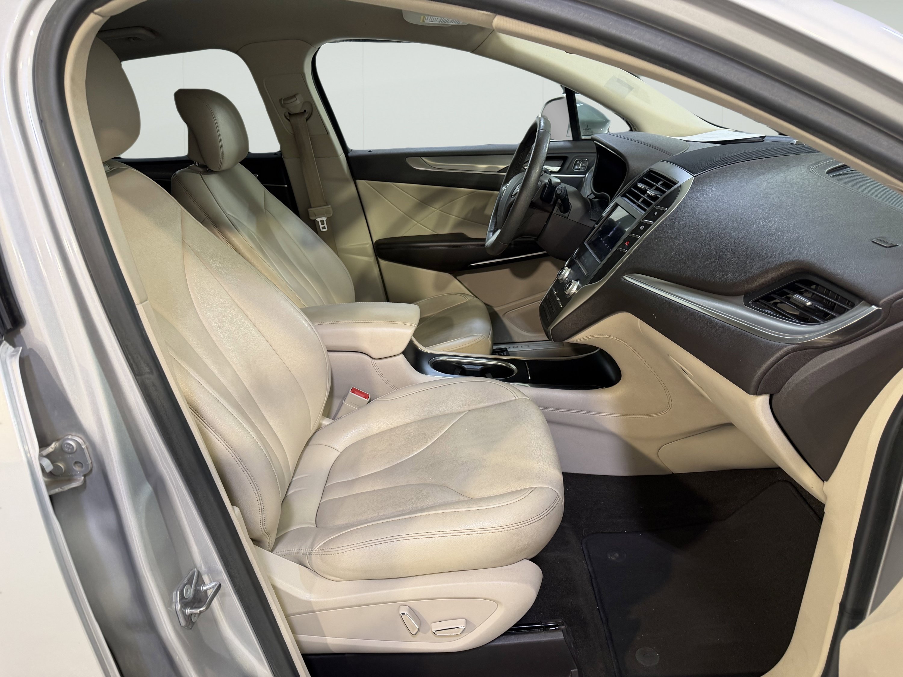 Used 2019 Lincoln MKC Premiere FWD image 14