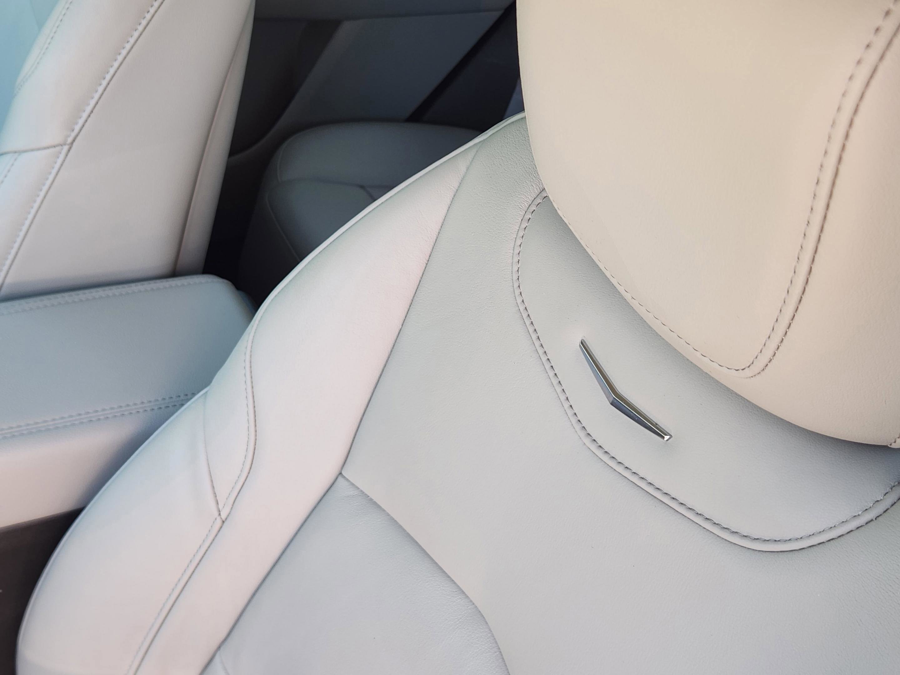 Used 2023 Cadillac XT4 Premium Luxury w/ Cold Weather Package FWD image 8