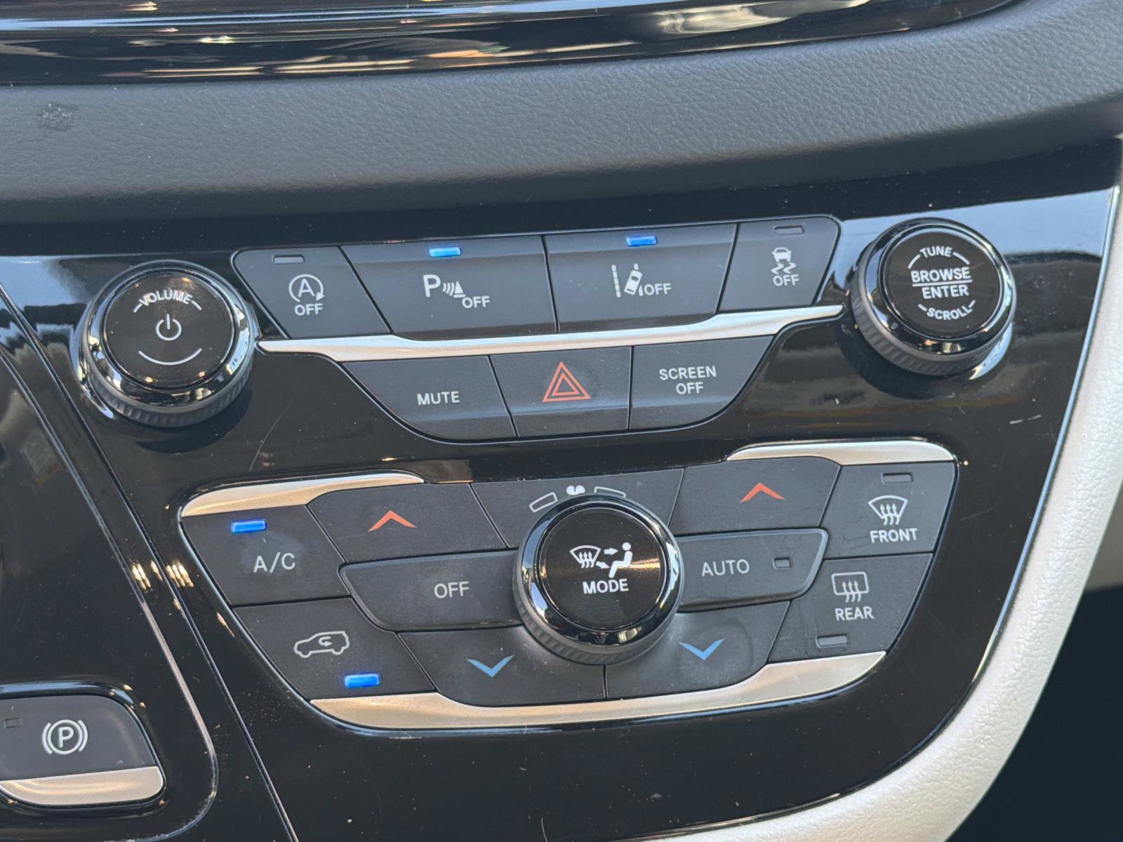 Used 2023 Chrysler Pacifica Touring-L image 14