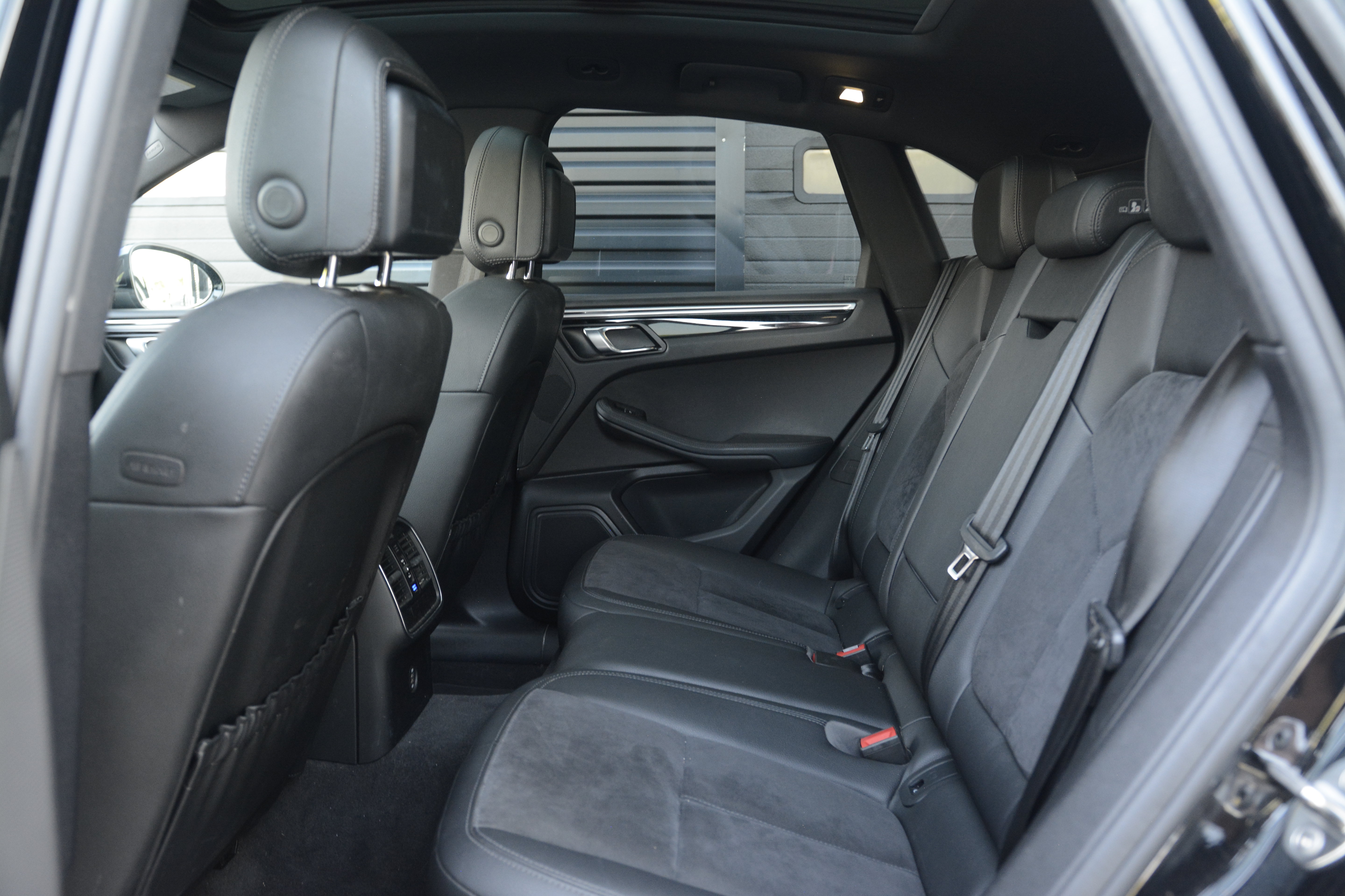 Certified 2019 Porsche Macan AWD/4WD image 30