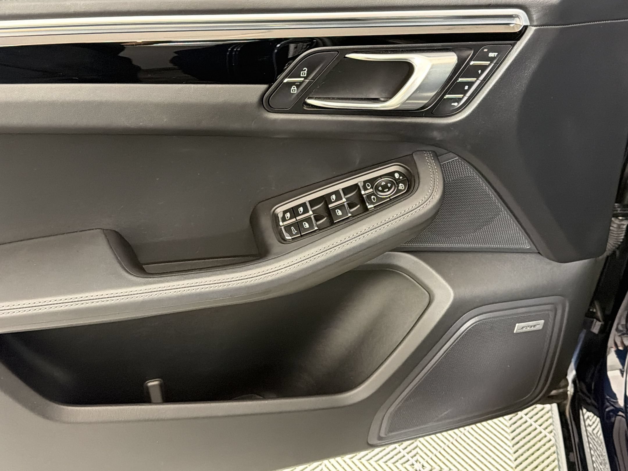 Certified 2020 Porsche Macan Turbo AWD/4WD image 15