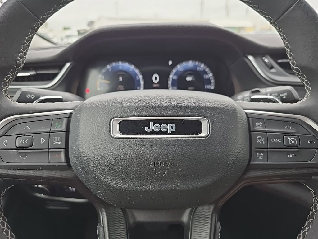 Used 2024 Jeep Grand Cherokee Laredo AWD/4WD image 19