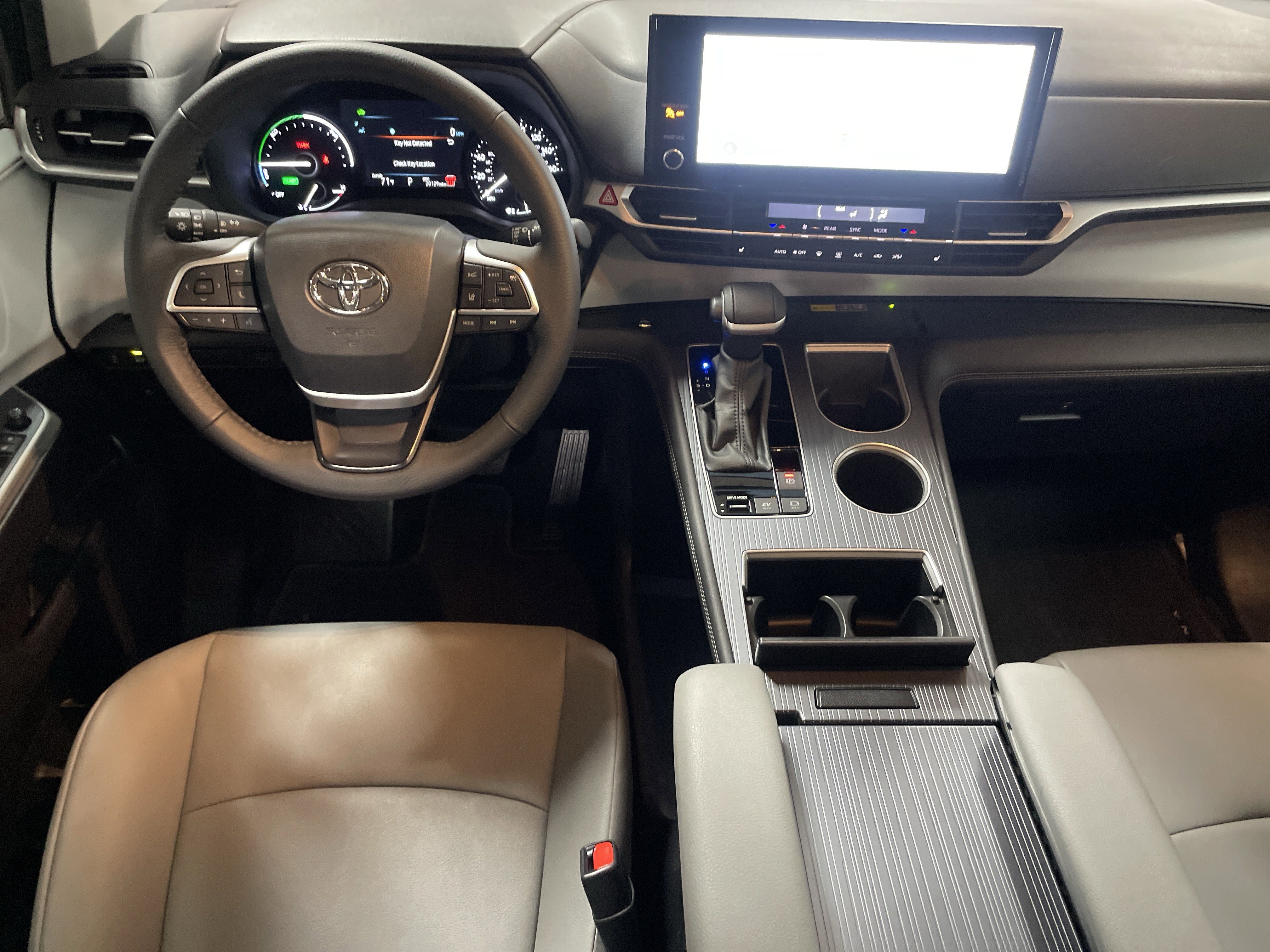 Certified 2025 Toyota Sienna XLE image 30