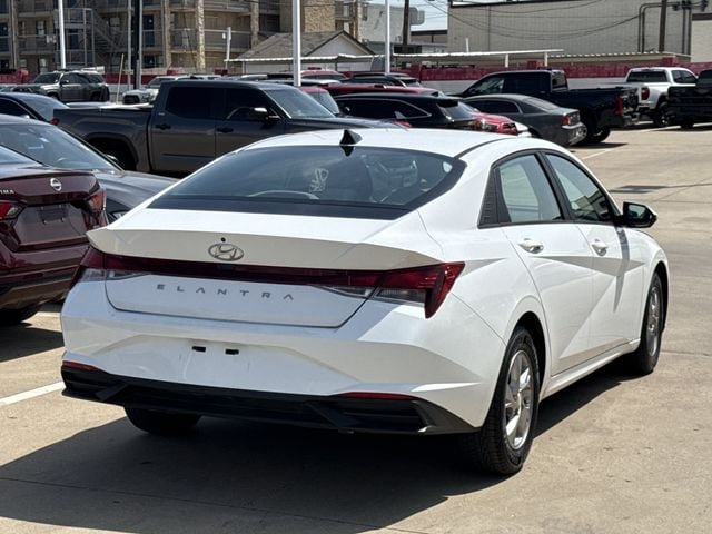 Used 2021 Hyundai Elantra SE FWD image 4