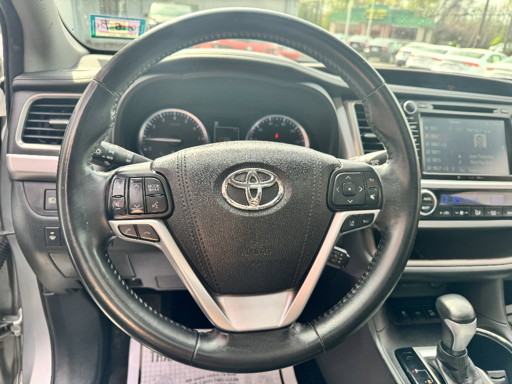 Used 2017 Toyota Highlander XLE w/ Carpet Mat Package AWD/4WD image 15