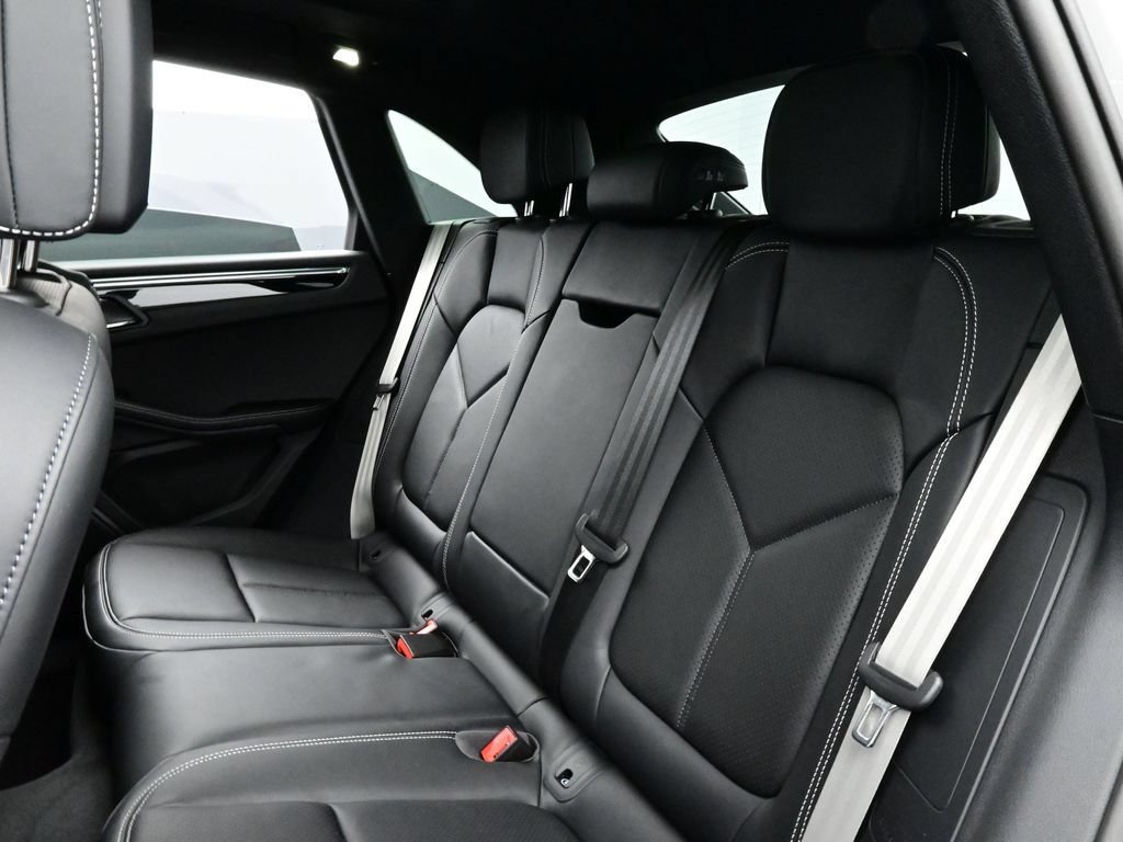 Certified 2026 Porsche Macan AWD/4WD image 14