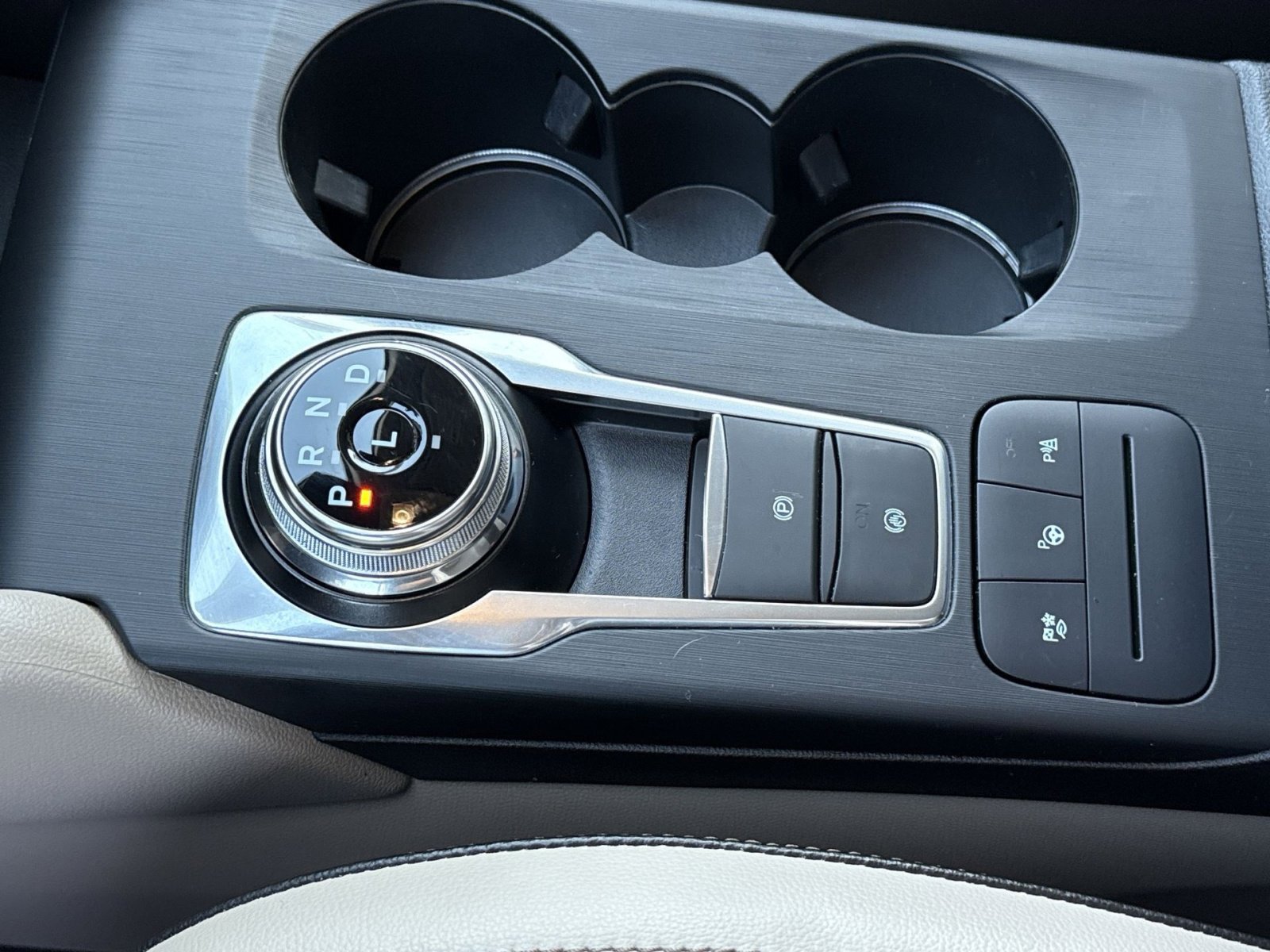 Used 2020 Ford Escape Titanium image 22