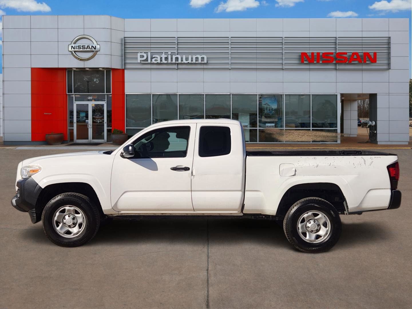 Used 2018 Toyota Tacoma SR image 3