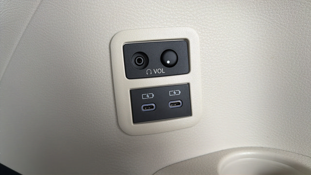 Used 2025 Toyota Sienna Platinum AWD/4WD image 38