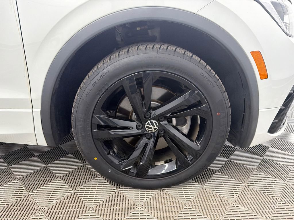 Used 2023 Volkswagen Tiguan SE R-Line image 13