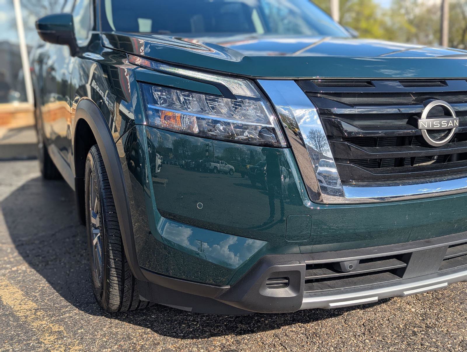 Used 2024 Nissan Pathfinder SL AWD/4WD image 3