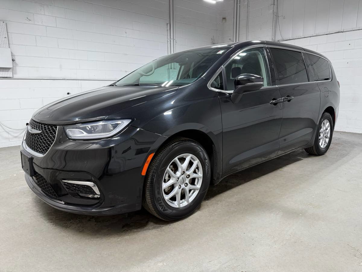 Used 2023 Chrysler Pacifica Touring-L image 1