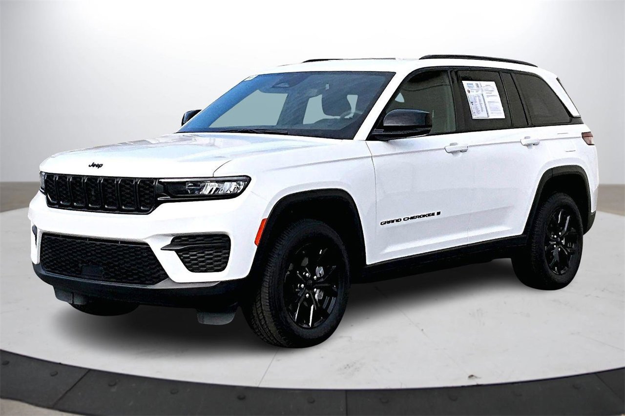 Used 2024 Jeep Grand Cherokee Altitude image 4