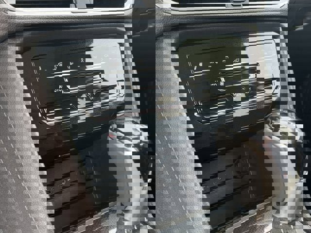 New 2025 Volkswagen Taos SE image 23