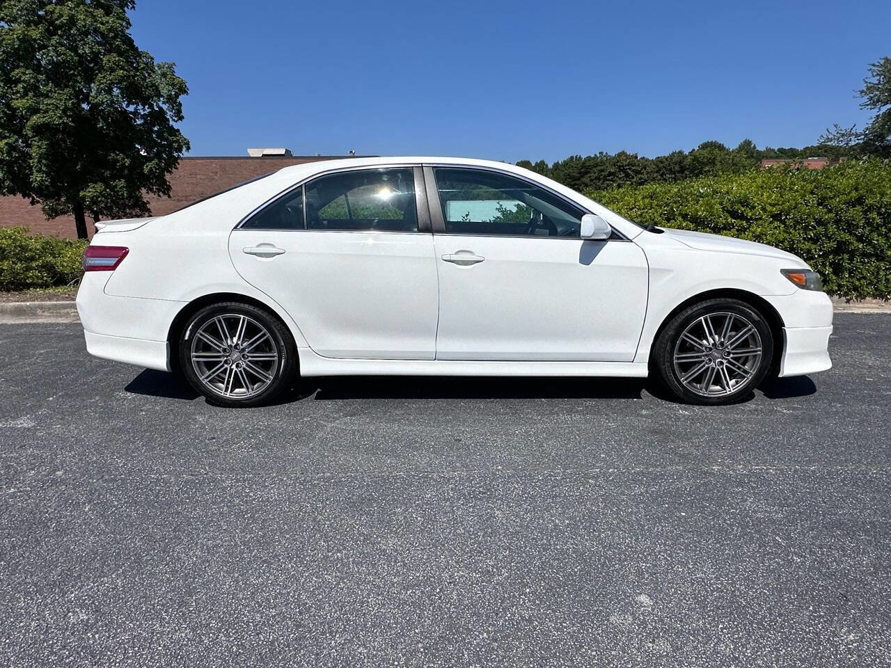 Used 2010 Toyota Camry SE image 5