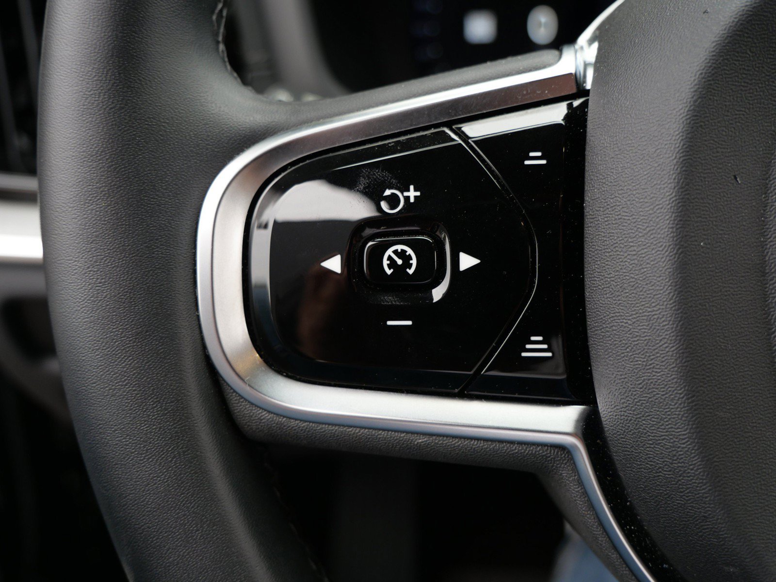 Certified 2024 Volvo V60 B5 Cross Country Ultimate w/ Protection Package Premier AWD/4WD image 25