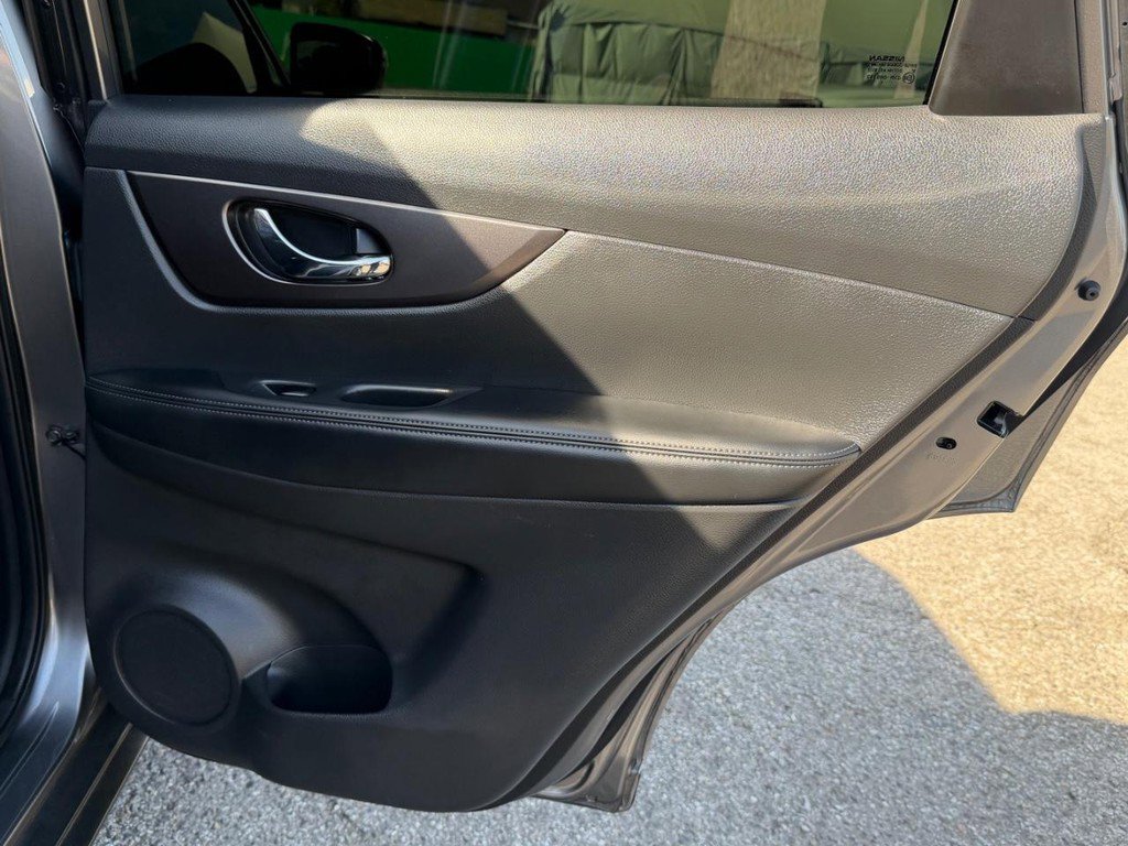 Used 2016 Nissan Rogue SV image 33