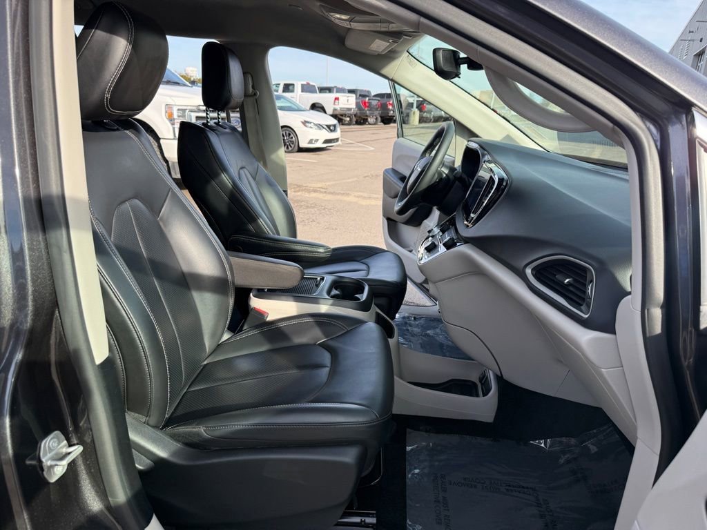 Used 2023 Chrysler Pacifica Touring-L image 16
