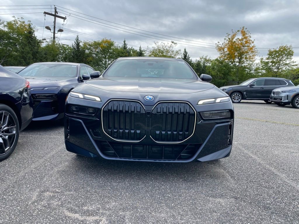 New 2026 BMW 750e xDrive image 2