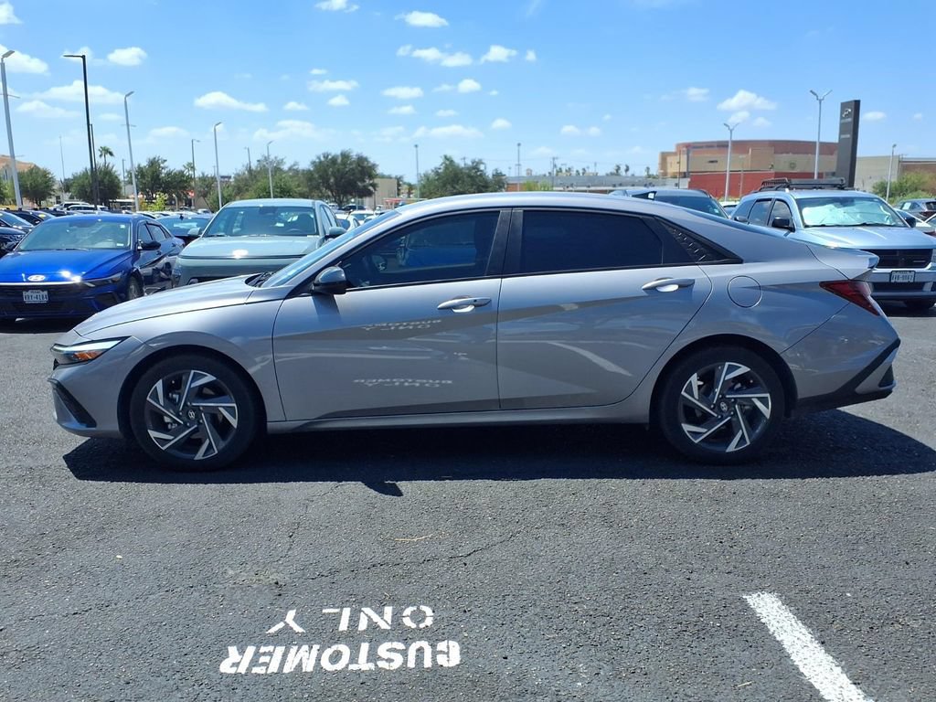Used 2025 Hyundai Elantra Sport FWD image 2