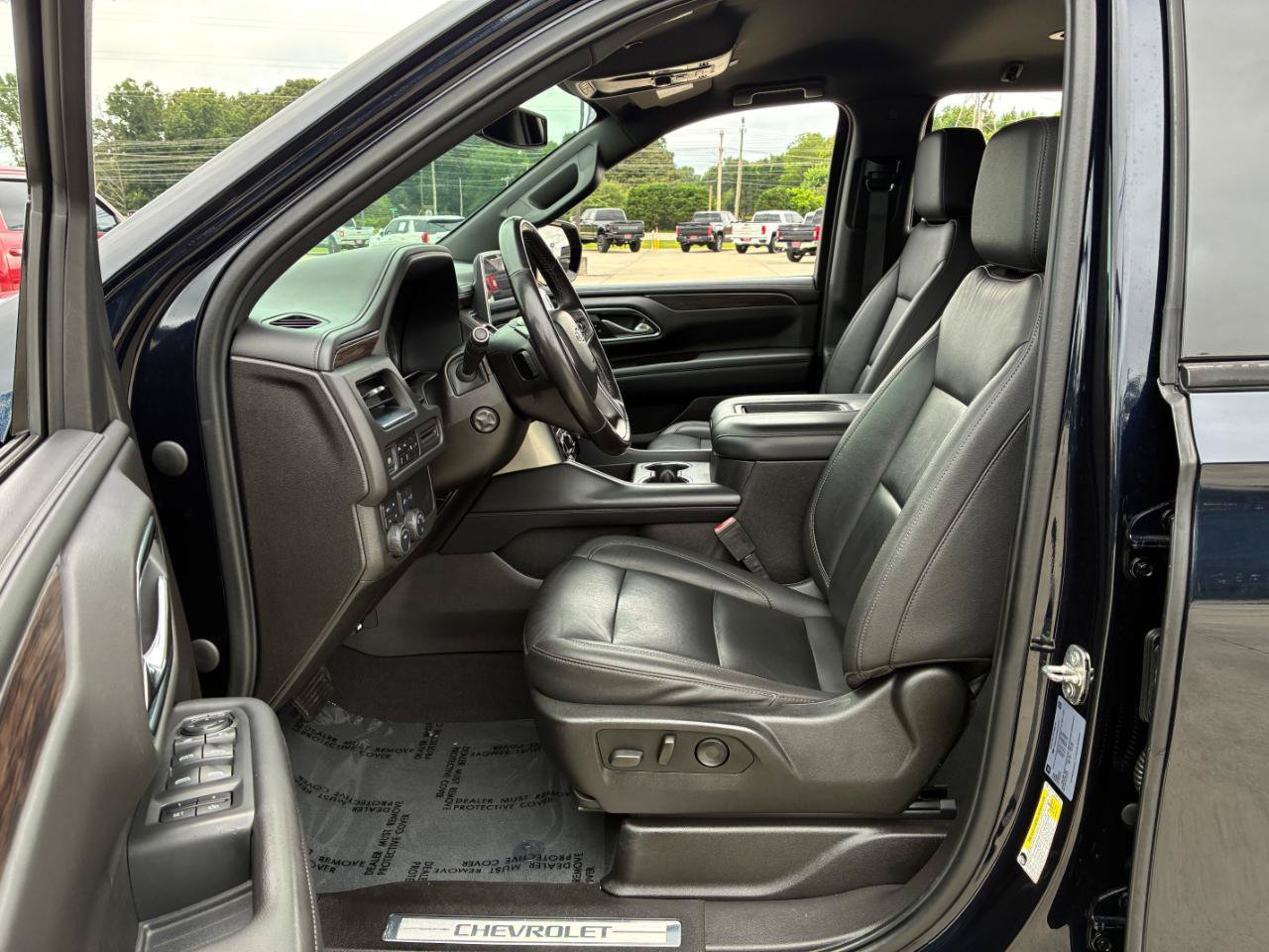 Used 2021 Chevrolet Tahoe Z71 w/ Luxury Package AWD/4WD image 11