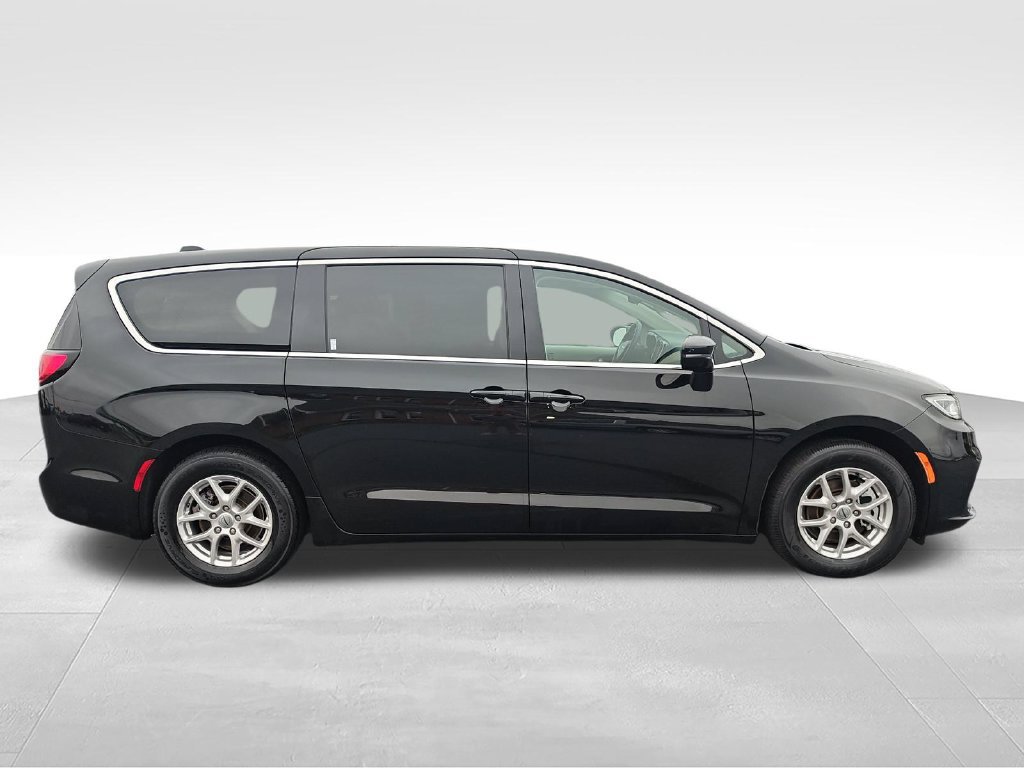 Used 2024 Chrysler Pacifica Touring-L FWD image 6