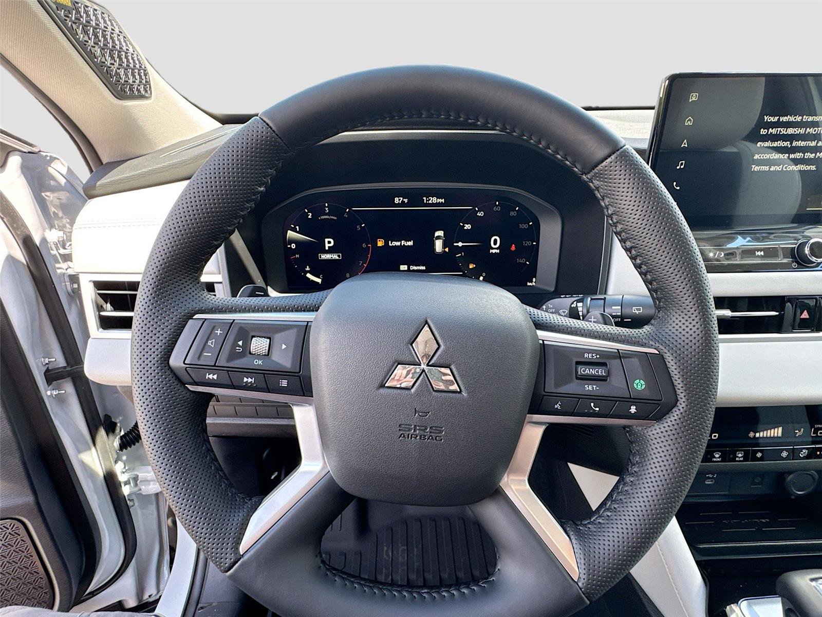New 2025 Mitsubishi Outlander SE image 11