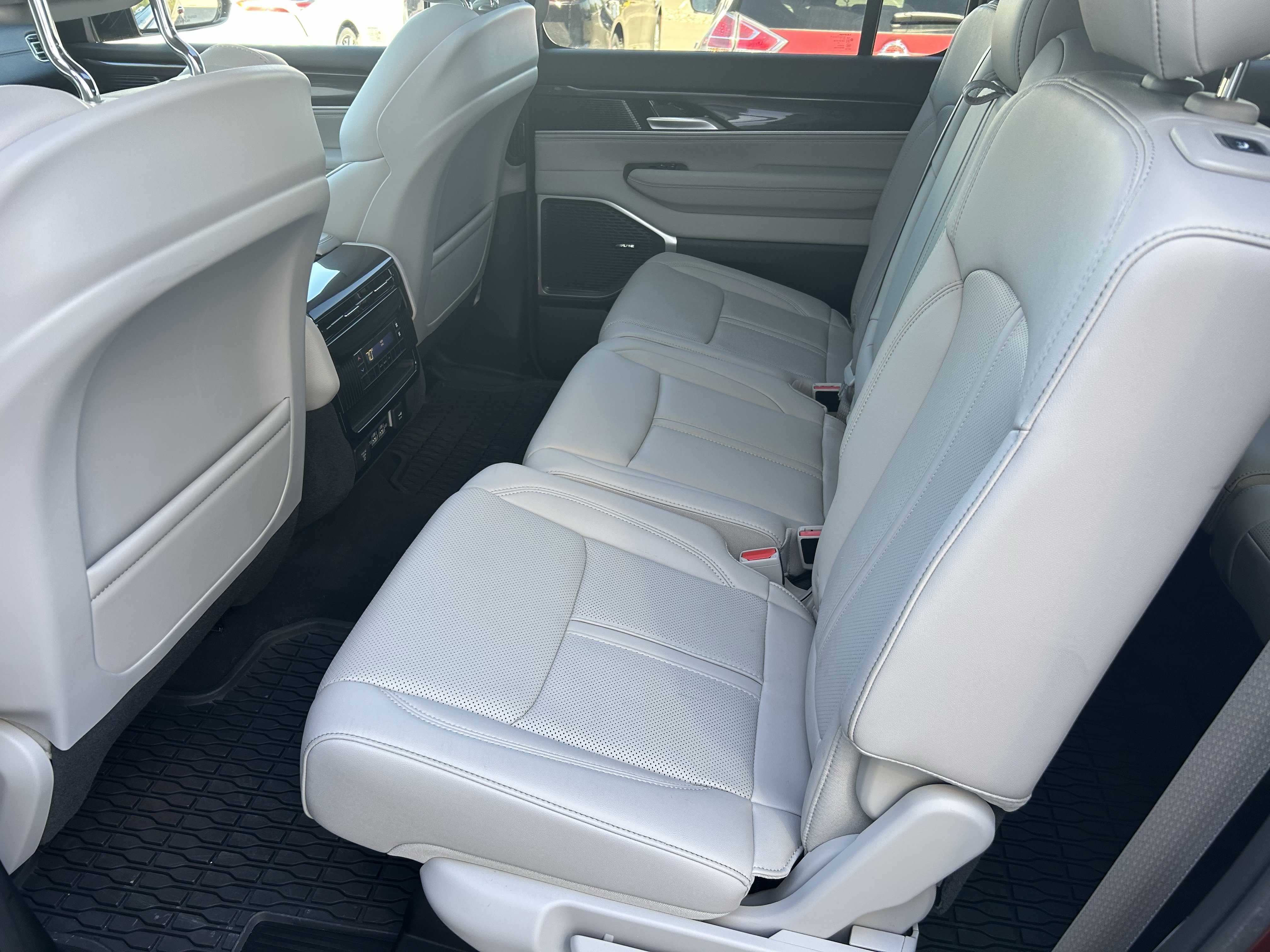 Used 2024 Jeep Wagoneer 4WD w/ Premium Group I image 16