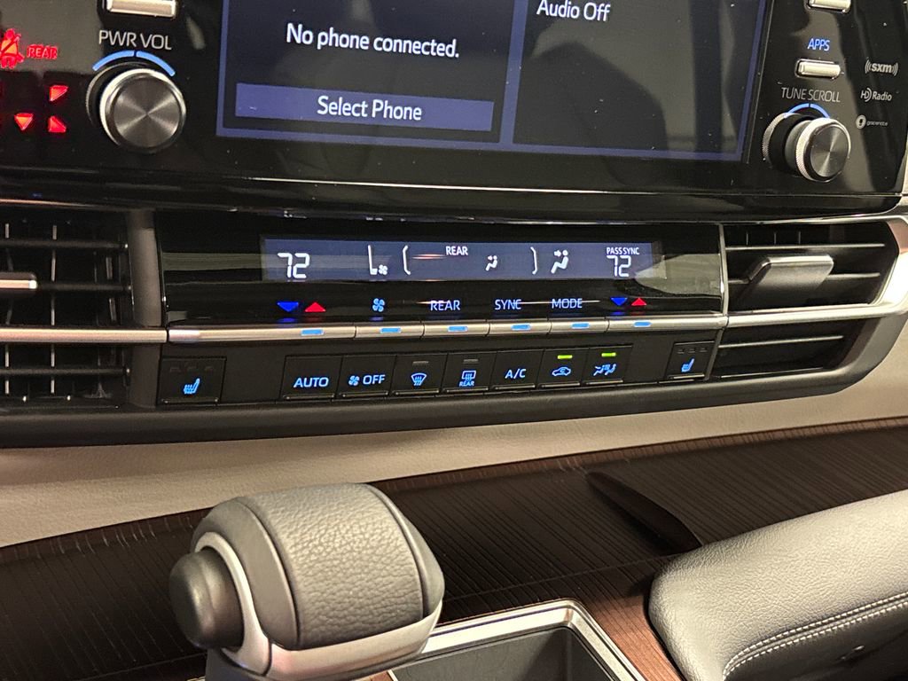 Used 2024 Toyota Sienna XLE FWD image 37