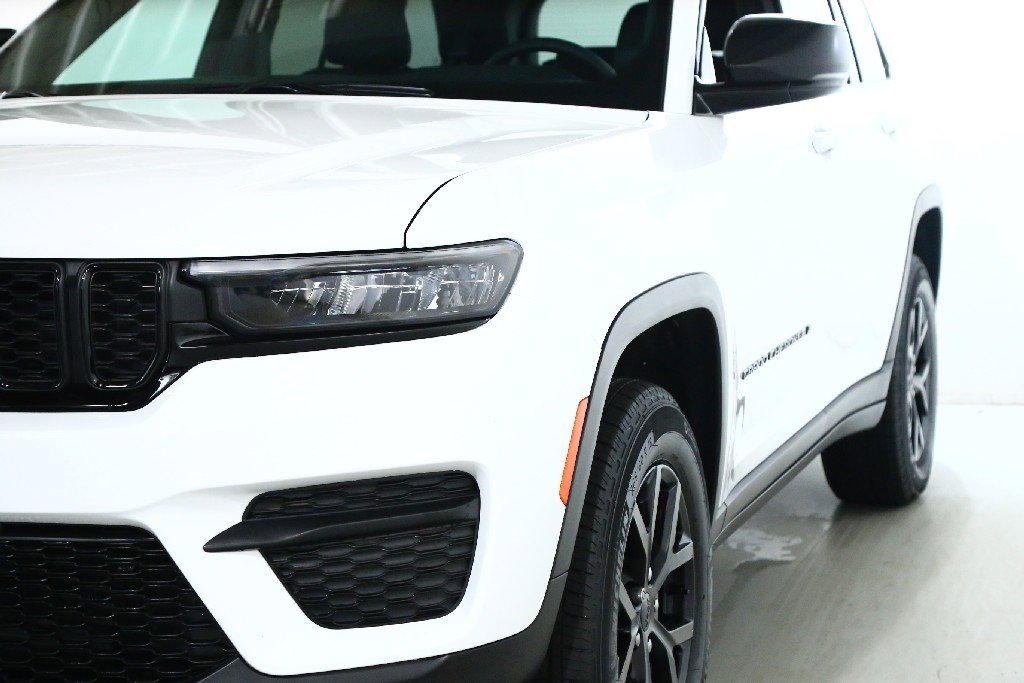 Used 2025 Jeep Grand Cherokee Altitude image 5