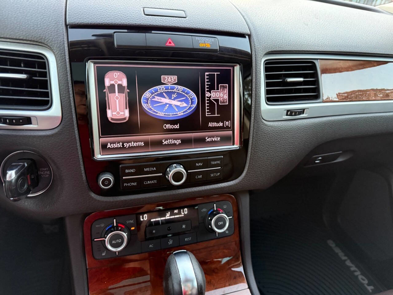 Used 2013 Volkswagen Touareg TDI image 37