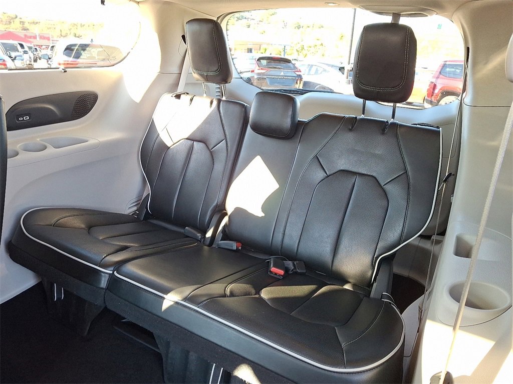 Used 2023 Chrysler Pacifica Limited image 10