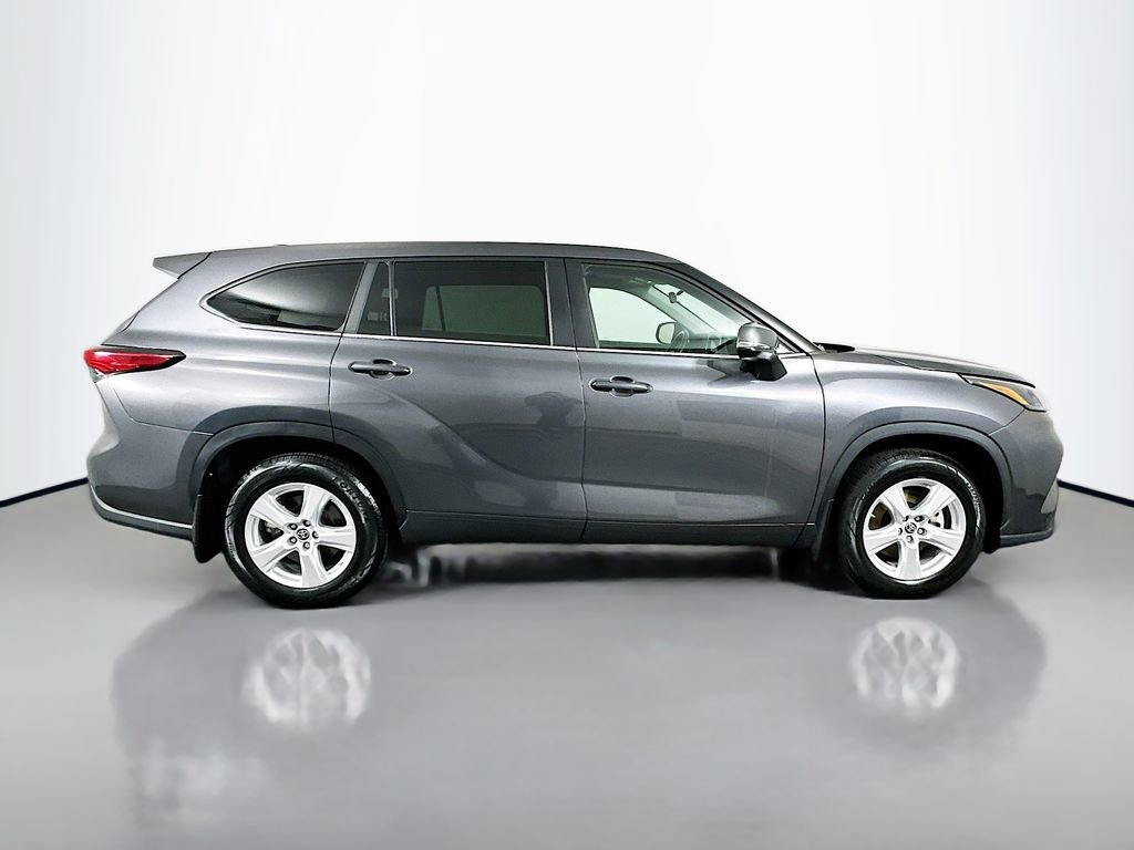 Used 2023 Toyota Highlander LE image 4
