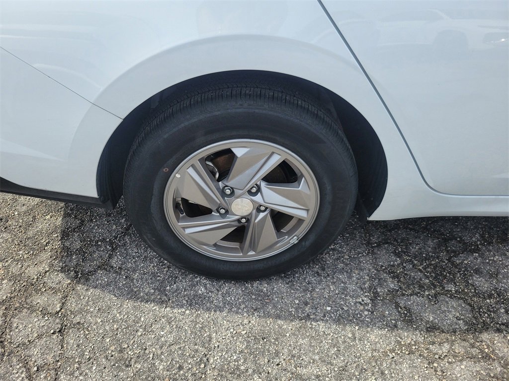 Certified 2025 Hyundai Elantra SE image 5
